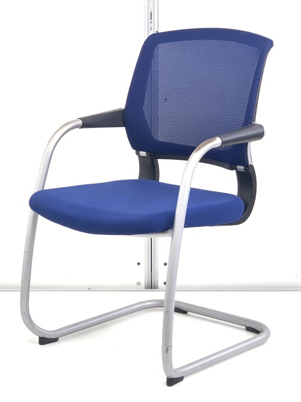 【¥6,000→¥2,980！】ひじ掛けの塗装剥げが激しいためお安く！座り心地は一級品です！コクヨ（KOKUYO)/サテリテ/ブルー
                        サテリテ（アルミ脚タイプ） 
                                    中古
            