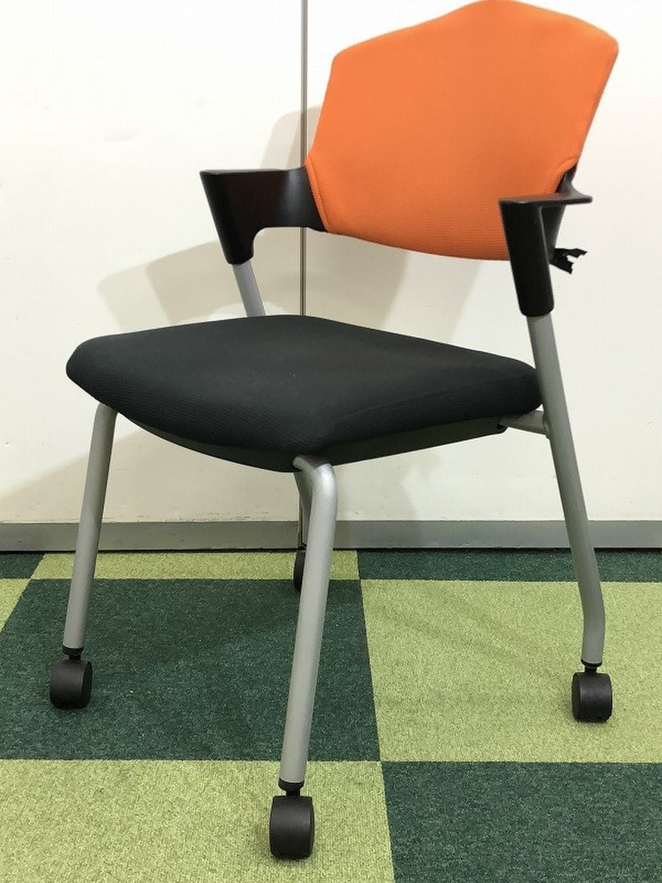 コクヨ製　プロッティ　オレンジ×ブラック色　ツートーン　ロット入荷　会議室　ミーティング用におすすめ
                        プロッティ（キャスターなし） 
                                    中古
            