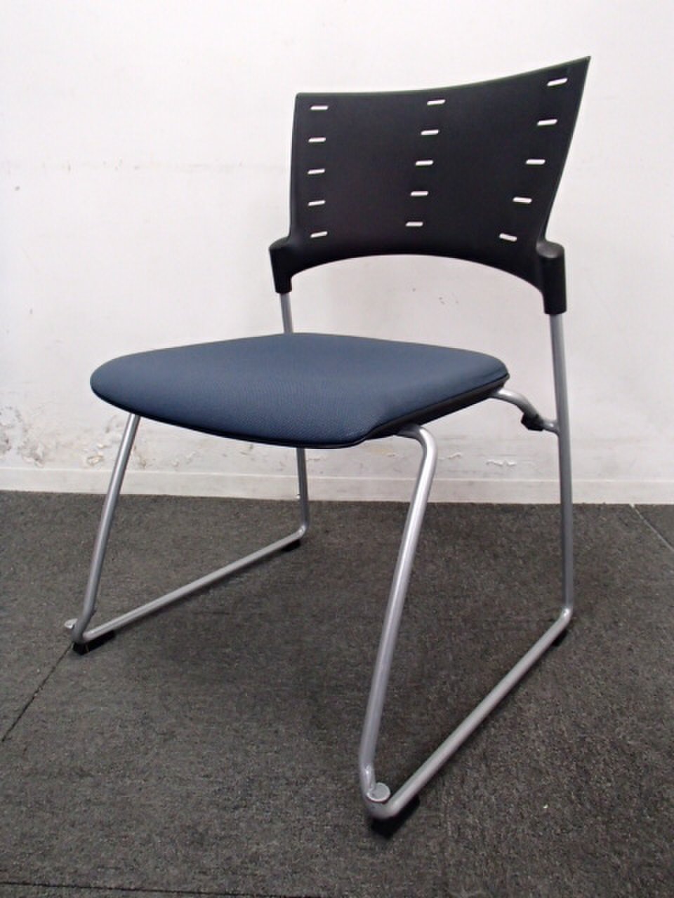 【残り１脚】　イトーキ　マノス　スタッキング　特別価格　ブレック　ネイビー
                        マノス 
                                    中古
            