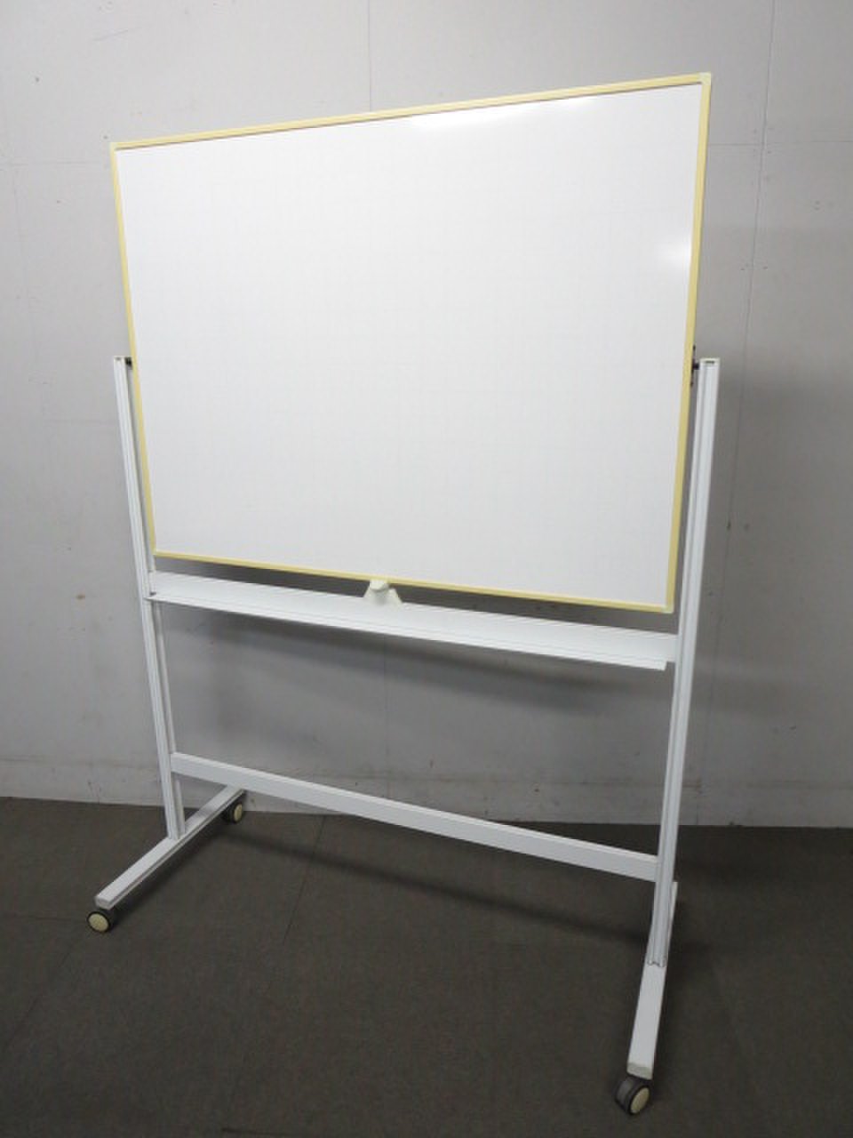 【オフィス会議の必需品！】■脚付ホワイトボード（W1200mm）■両面使えます！【フレーム日焼けあり】
                        その他シリーズ
                                    中古
            