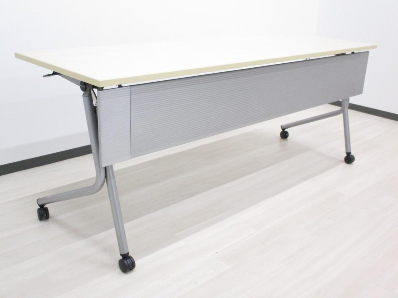 【柏倉庫在庫品】
常に売れてる幅1800mmのスタックテーブル！
温かみのある天板色！
■オカムラ/ネスティア/カラー：ナチュラル
                        ネスティア 
                                    中古
            