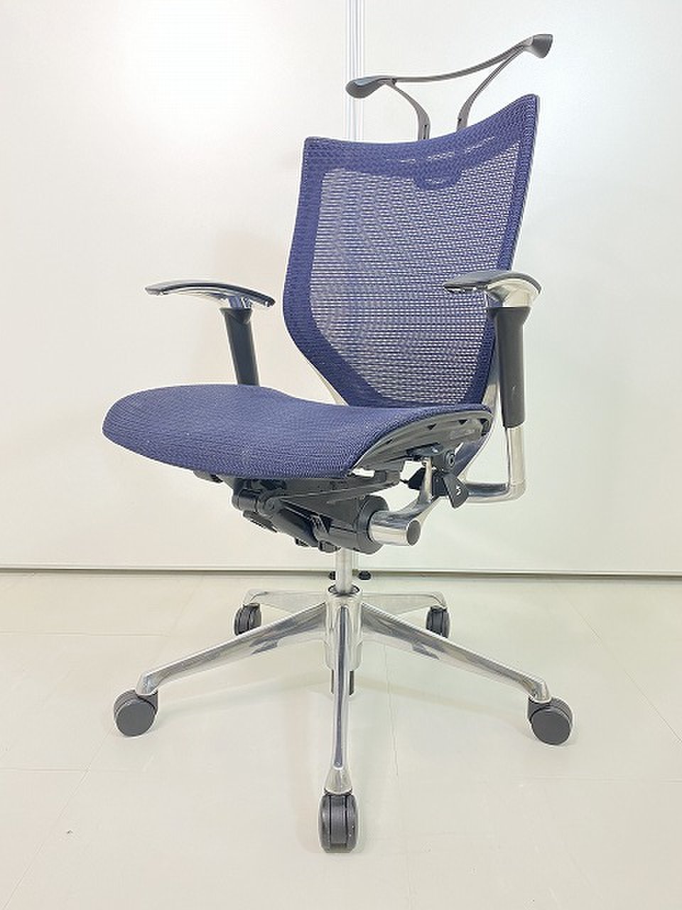 【滞留品の為、入替特価】
限定入荷！
常にWEB注目度の高い人気シリーズ！
■オカムラ/バロン/カラー：ダークブルー
                        バロン 
                                    中古
            