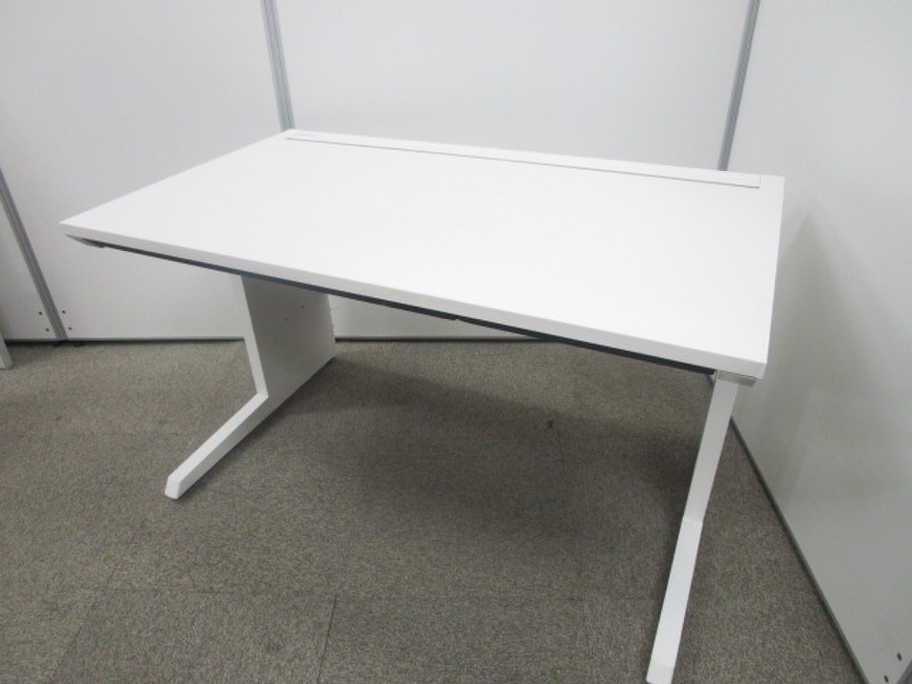 【足元広々の高さ720mm！】
まだまだ人気！イトーキ製ホワイトデスク！
                        CZR 
                                    中古
            