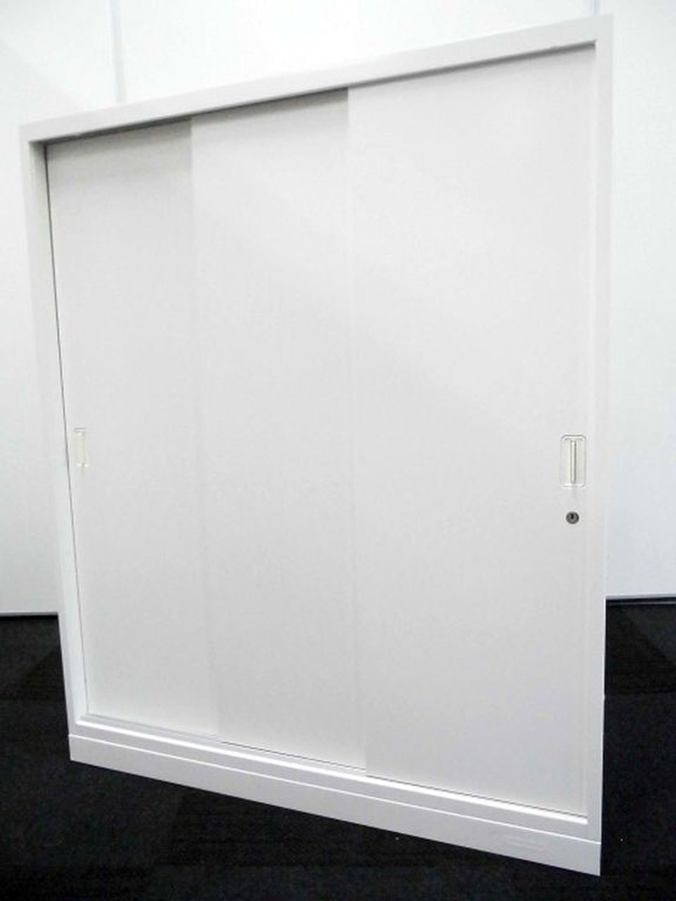 三枚引き戸のホワイトカラー書庫が入荷致しました！省スペース
                        レクトライン 
                                    中古
            