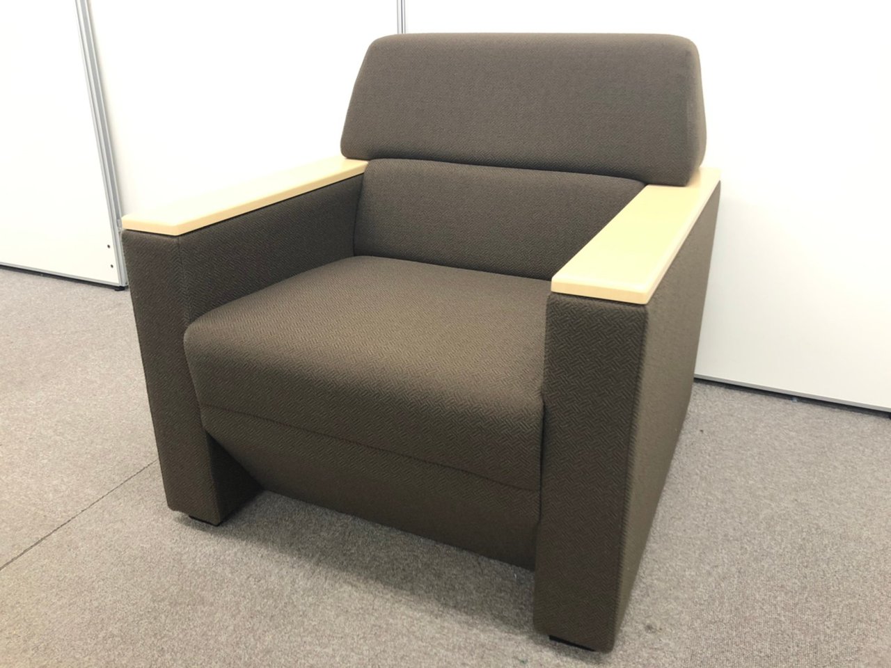 【高級感のある色合い】応接1人用ソファ【ご自宅用でも大歓迎！】
                        その他シリーズ
                                    中古
            