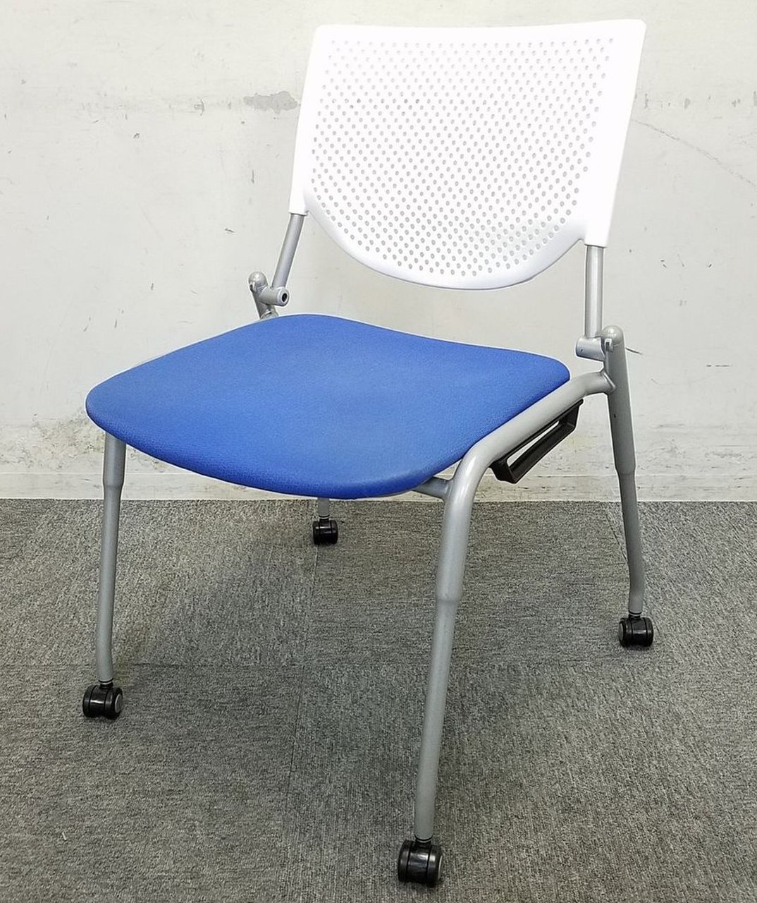 【便利に使えるキャスター付！】■オカムラ製　スタッキングチェア　■プロスタックシリーズ　ブルー■【おつとめ品】在庫入替に伴いお買い得！
                        プロスタック 
                                    中古
            