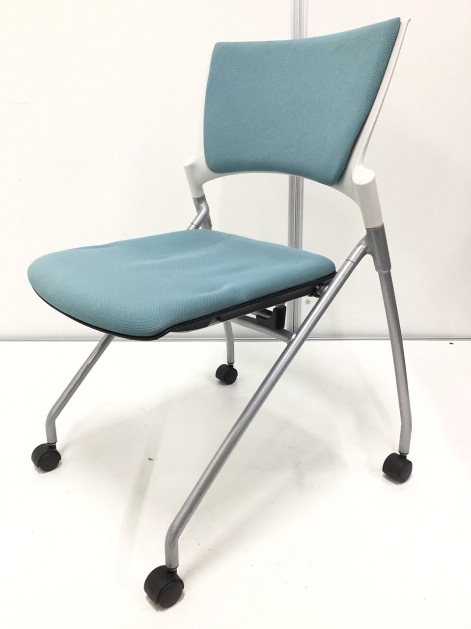 【20脚入荷！！】折りたためるので収納力が抜群のネスティングチェア！
                        マノス 
                                    中古
            