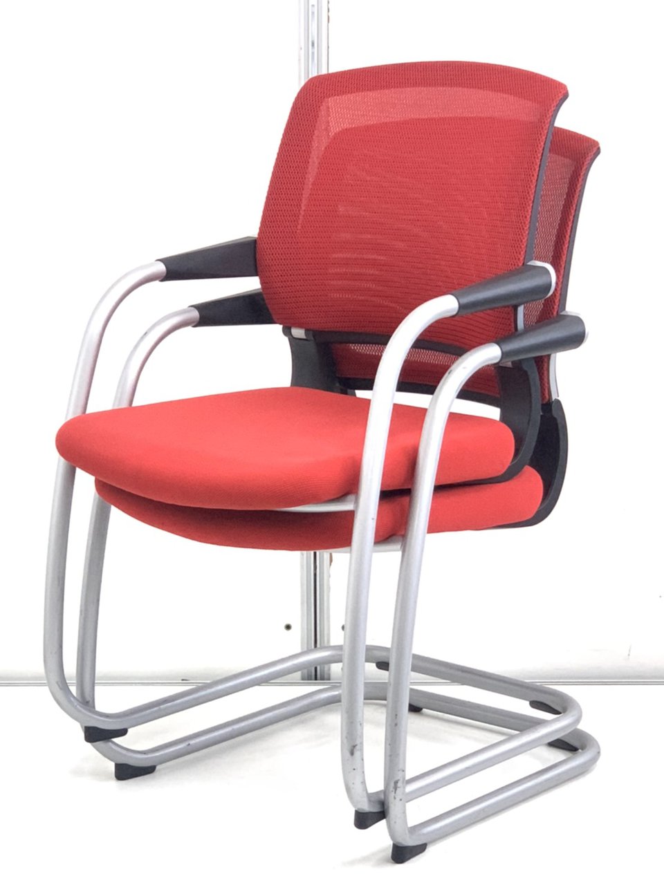 【2脚セット割引】使用する方の体重をしっかりと支えるカンチレバー脚！デザイン的にも目を見張るものがあります！コクヨ製　サテリテ
                        サテリテ（アルミ脚タイプ） 
                                    中古
            