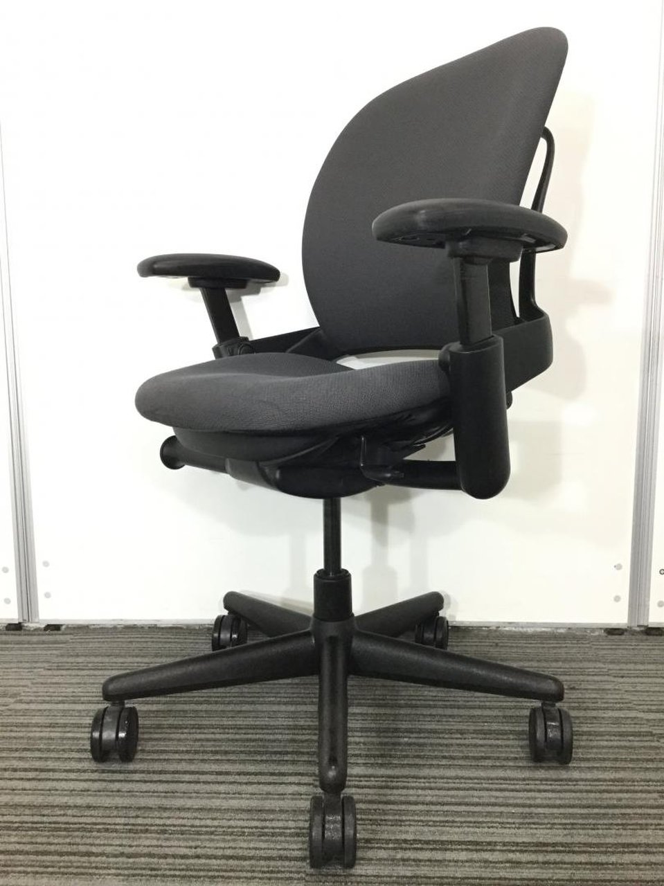 リープ　スチールケース　高級チェア　肘付　ＨＤ　肘　座面取り外し可能　椅子　チェア
                        リープチェア（HDタイプ） 
                                    中古
            