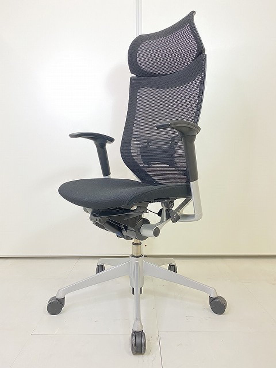 ヘッドレスト、ランバーサポート付き！
肘パッドは新品装着済み！
■オカムラ/バロン/カラー：ブラック【倉庫在庫品】
                        バロン 
                                    中古
            