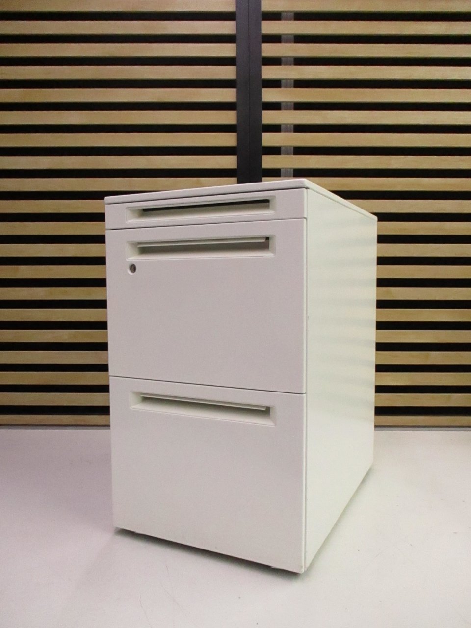 【KS】22台大量入荷！A4ファイル2段収納可能！
■オカムラ
■フリーアドレスデスク用
                        プロユニット 
                                    中古
            