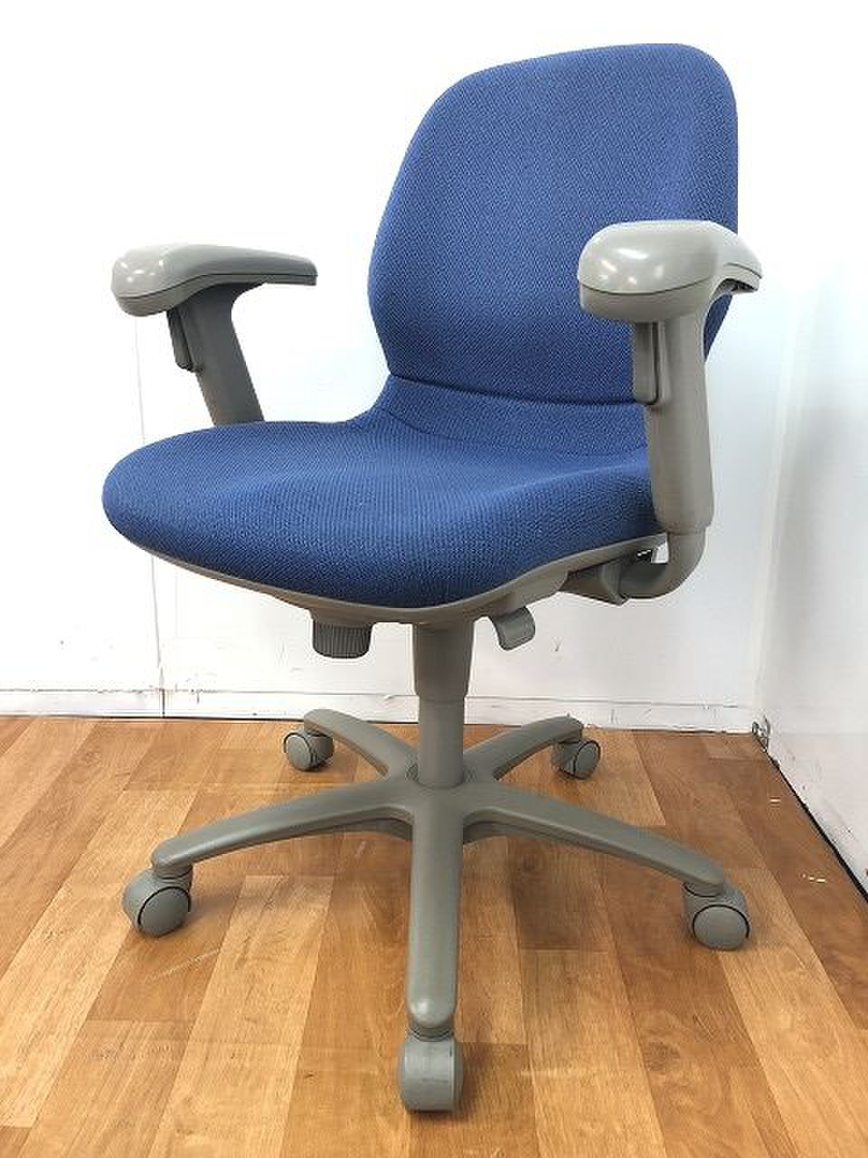 【在宅ワークにもオススメ！！可動肘付きローバックチェアの入荷です！！】■おつとめ品
                        CX 
                                    中古
            