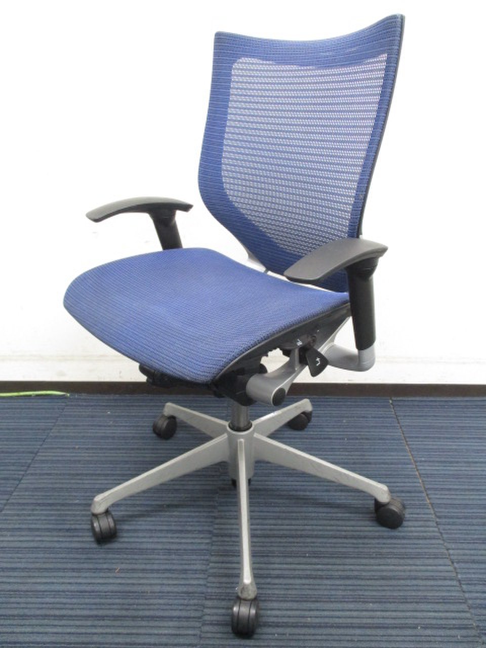 話題のオフィスチェアが入荷！オカムラ　バロン　ネイビーブルー　肘付き【RP】
                        バロン 
                                    中古
            