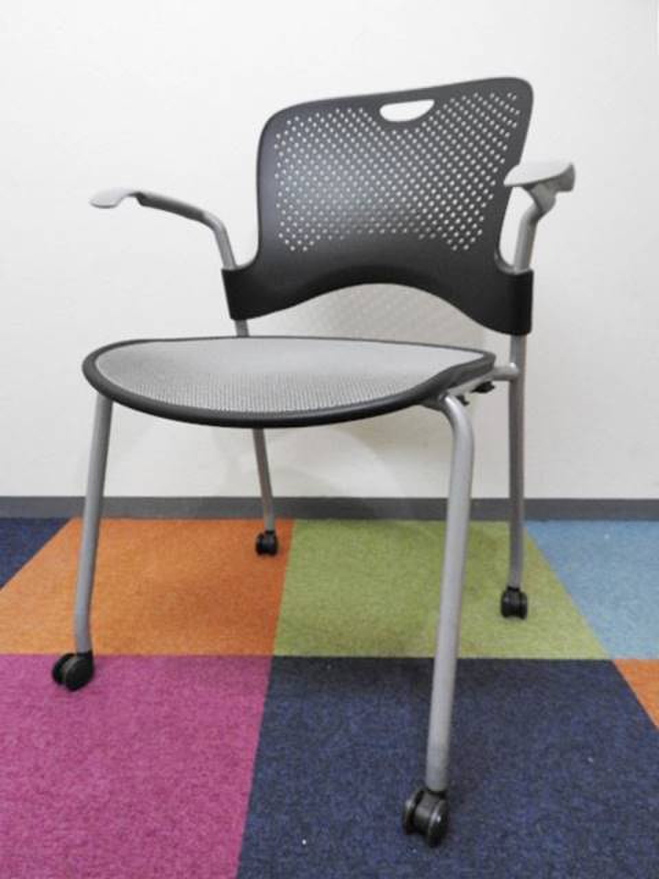 ケイパーチェア 肘付スタッキングチェア【N】
【RP】
                        ケイパー 
                                    中古
            