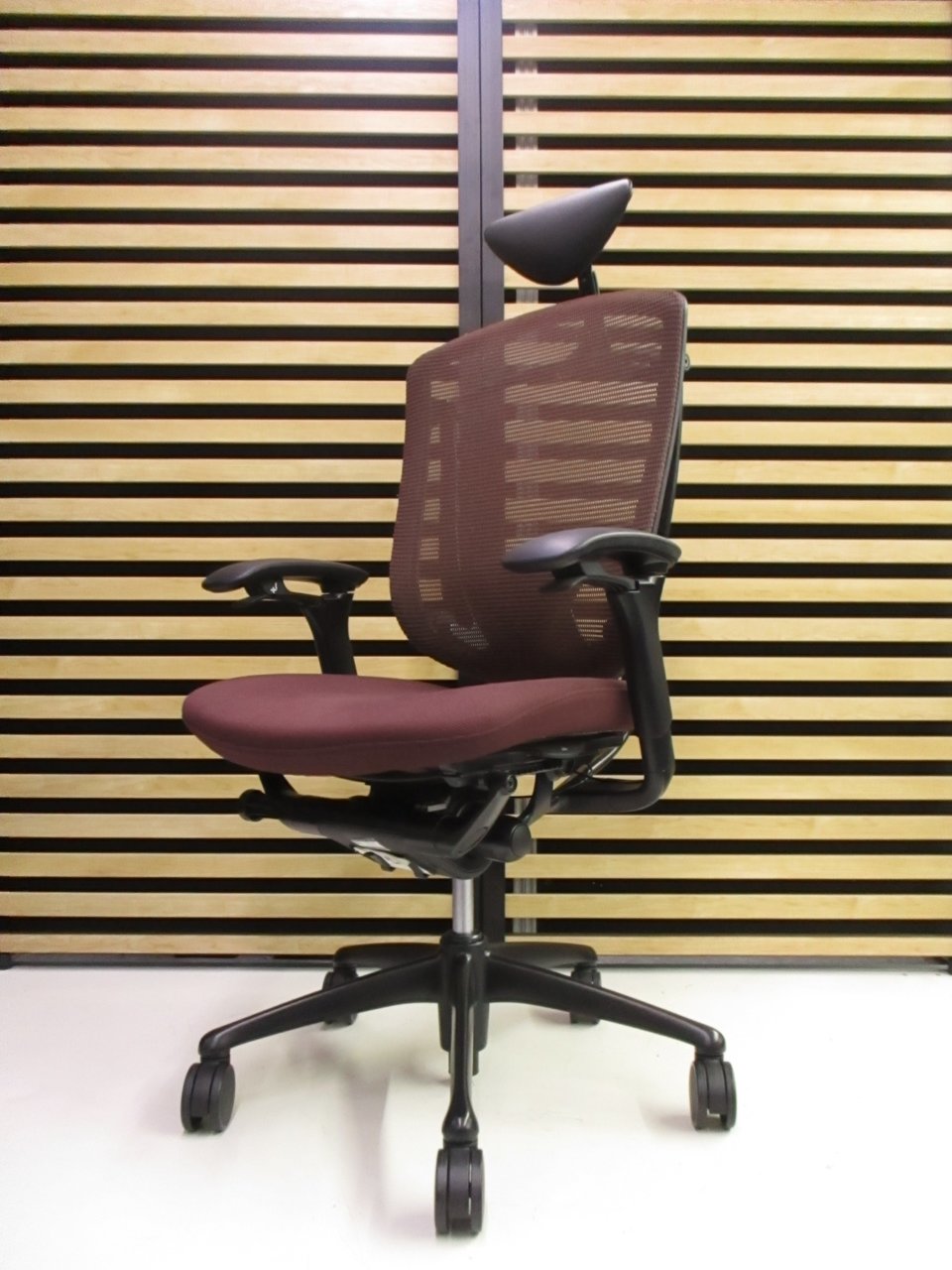 【KS】高級高機能チェアが入荷！年式も2016年製です！
■オカムラ
■コンテッサ
■ダークブラウン
                        コンテッサ 
                                    中古
            