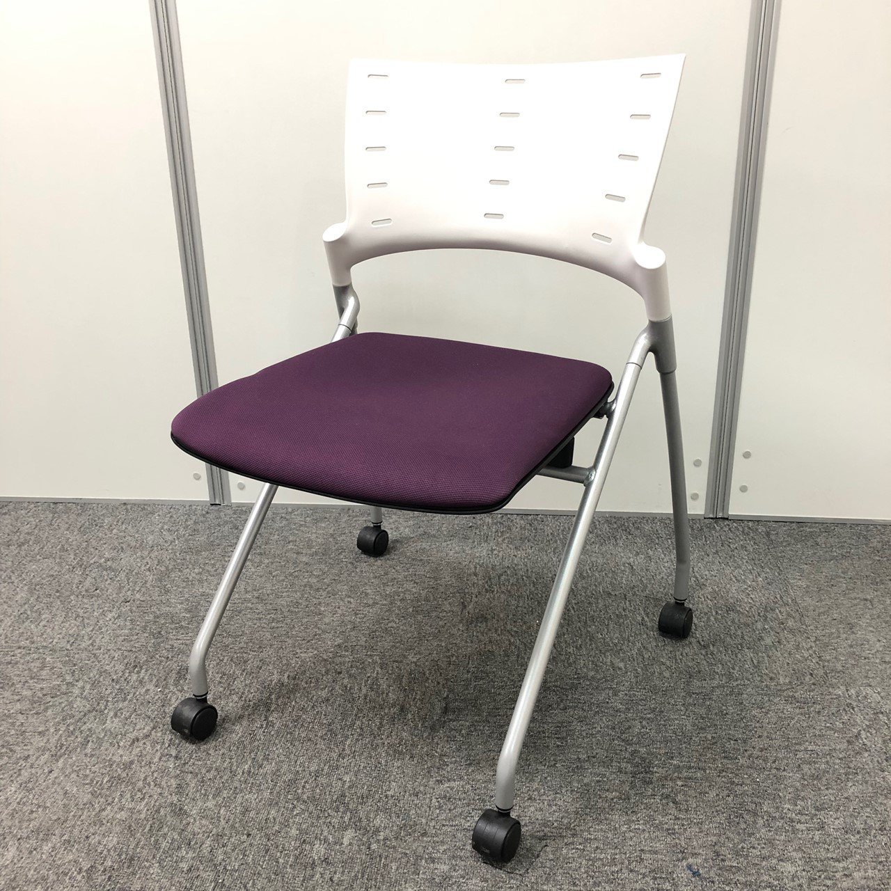 【クリーニング済み】【4脚限り　特別価格！！】人気のマノスシリーズ　珍しいプラムパープルカラー！！
                        マノス 
                                    中古
            