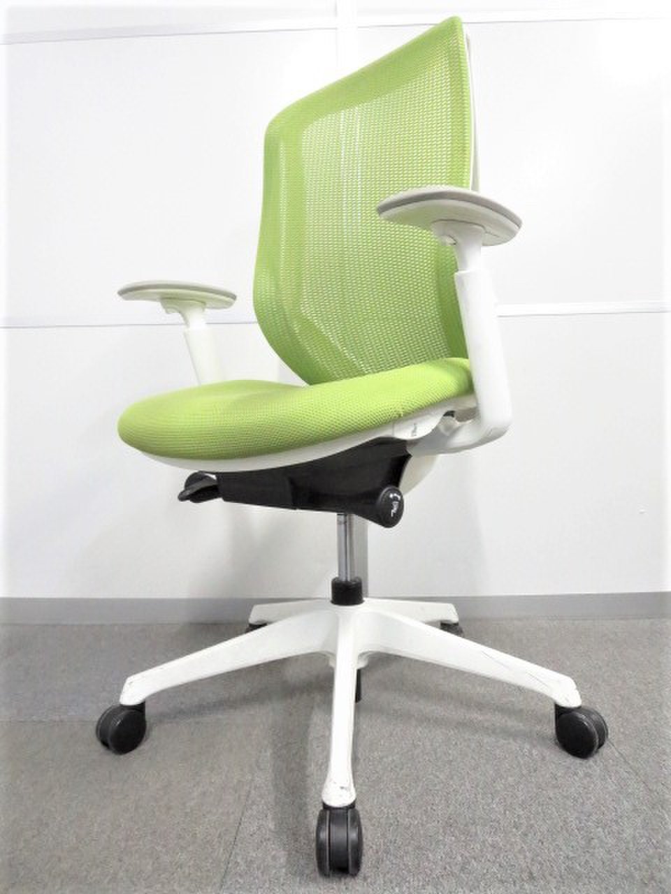 【前傾チルト機能付き！】入荷したらすぐに売れちゃうのでお早めに！■オカムラ■シルフィ
                        シルフィー（メッシュ） 
                                    中古
            