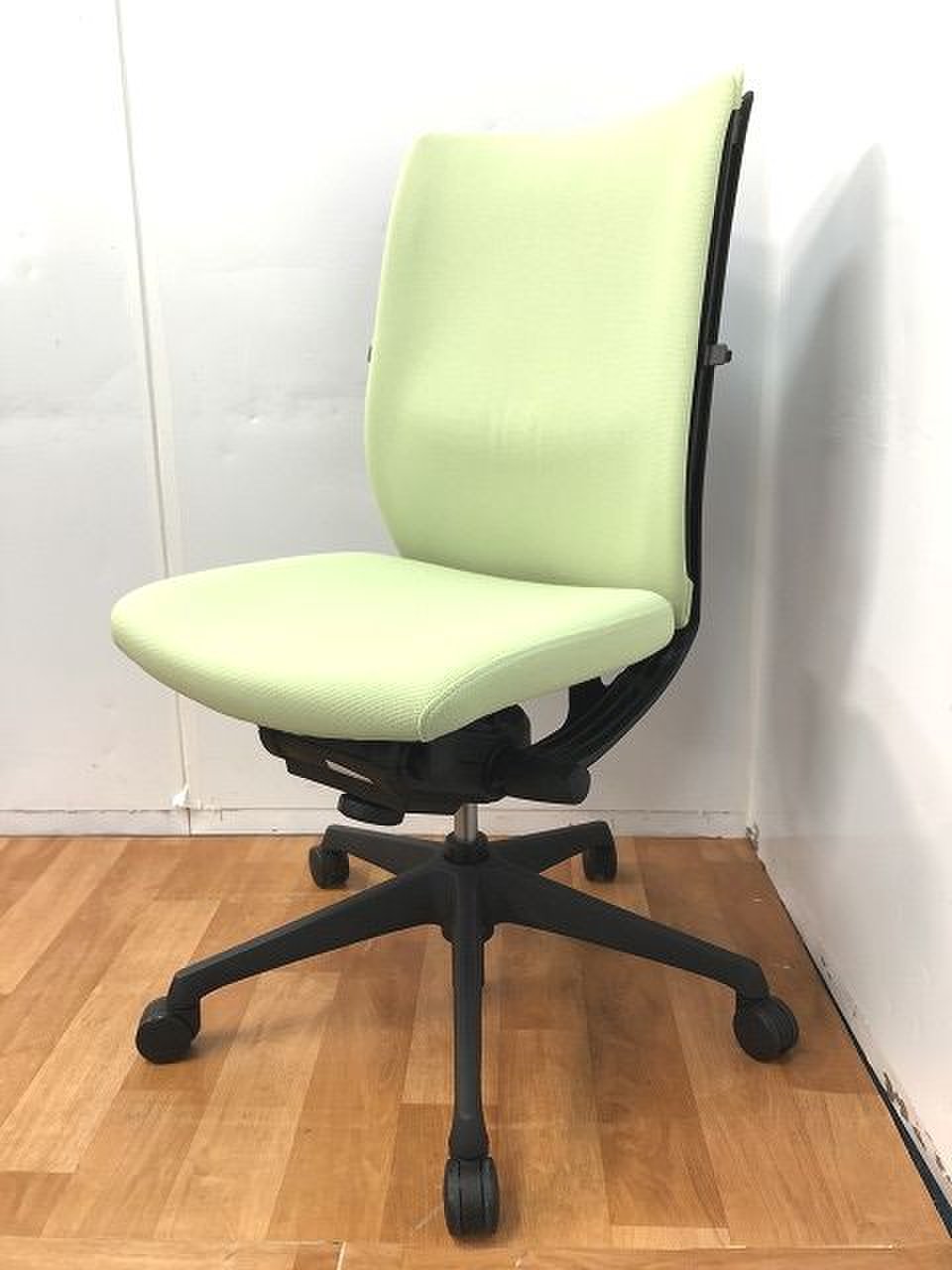 注目商品！！仙台店限定！！【快適なクッション性OAチェア！！】体形に合わせて座奥調整もできて在宅ワークにもおすすめです！！■おつとめ品
                        ヴィスコンテ 
                                    中古
            