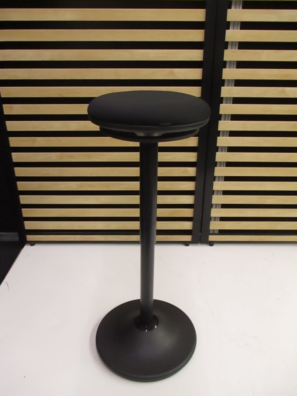 【KS】反立ち姿勢ができる不思議なチェアが入荷！
■オカムラ
■ピルエット
■2017年製
                        Pirouettoシリーズ 
                                    中古
            