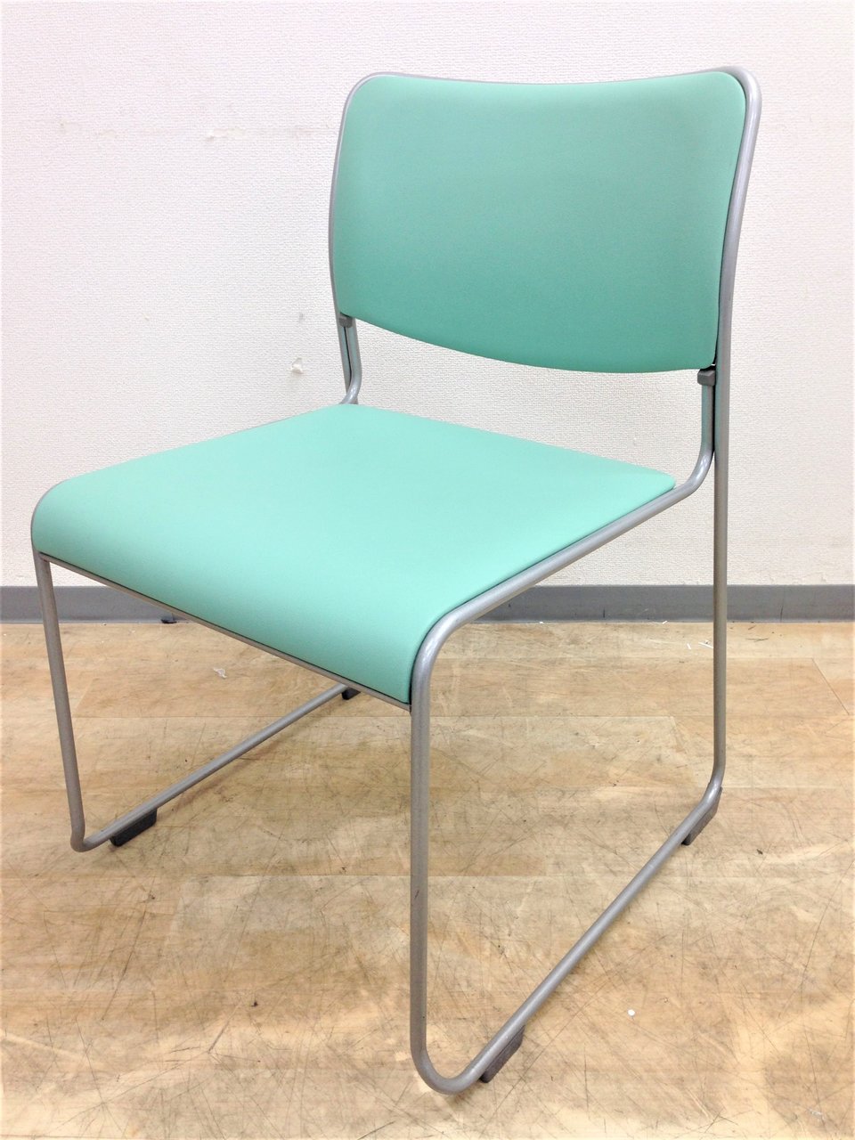 【別色も有り】カラフルにオフィスに彩りを　スタッキングチェア
                        MP-100シリーズ 
                                    中古
            