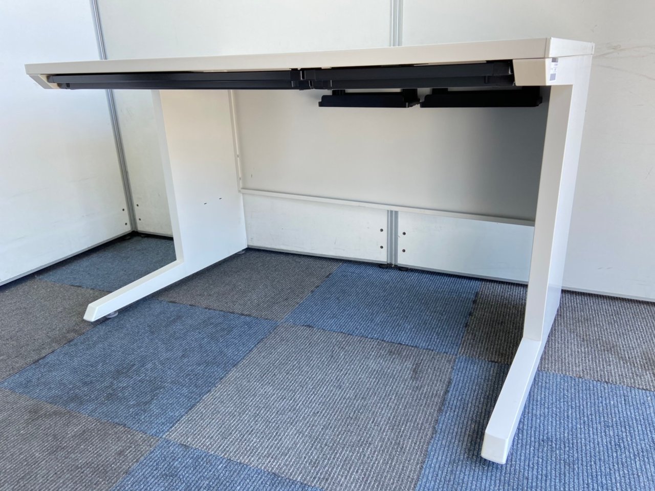 【オフィスが明るくなります】ホワイト色の平机！
                        CZR
                                    中古
            