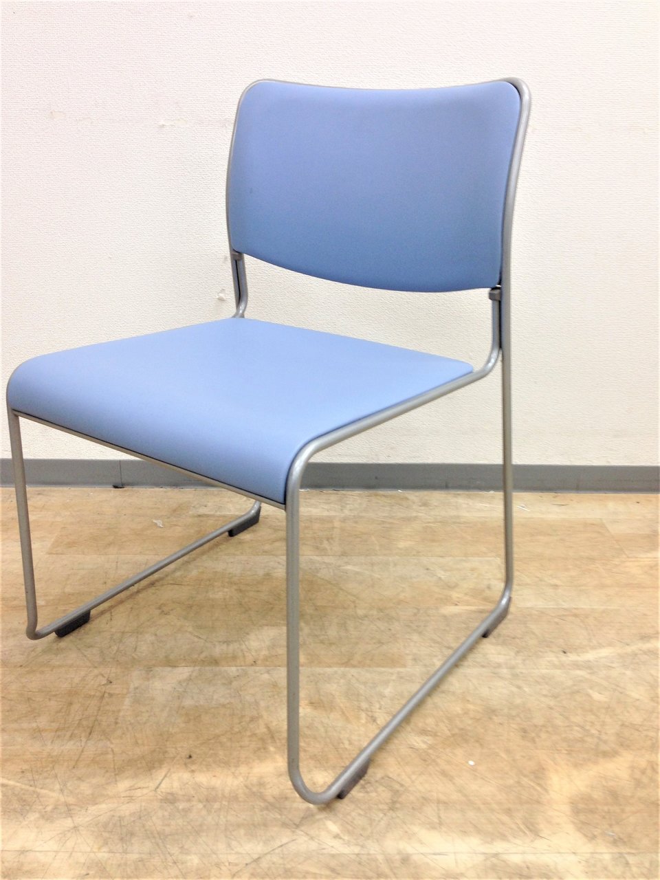 【別色も有り】カラフルにオフィスに彩りを　スタッキングチェア
                        MP-100シリーズ 
                                    中古
            