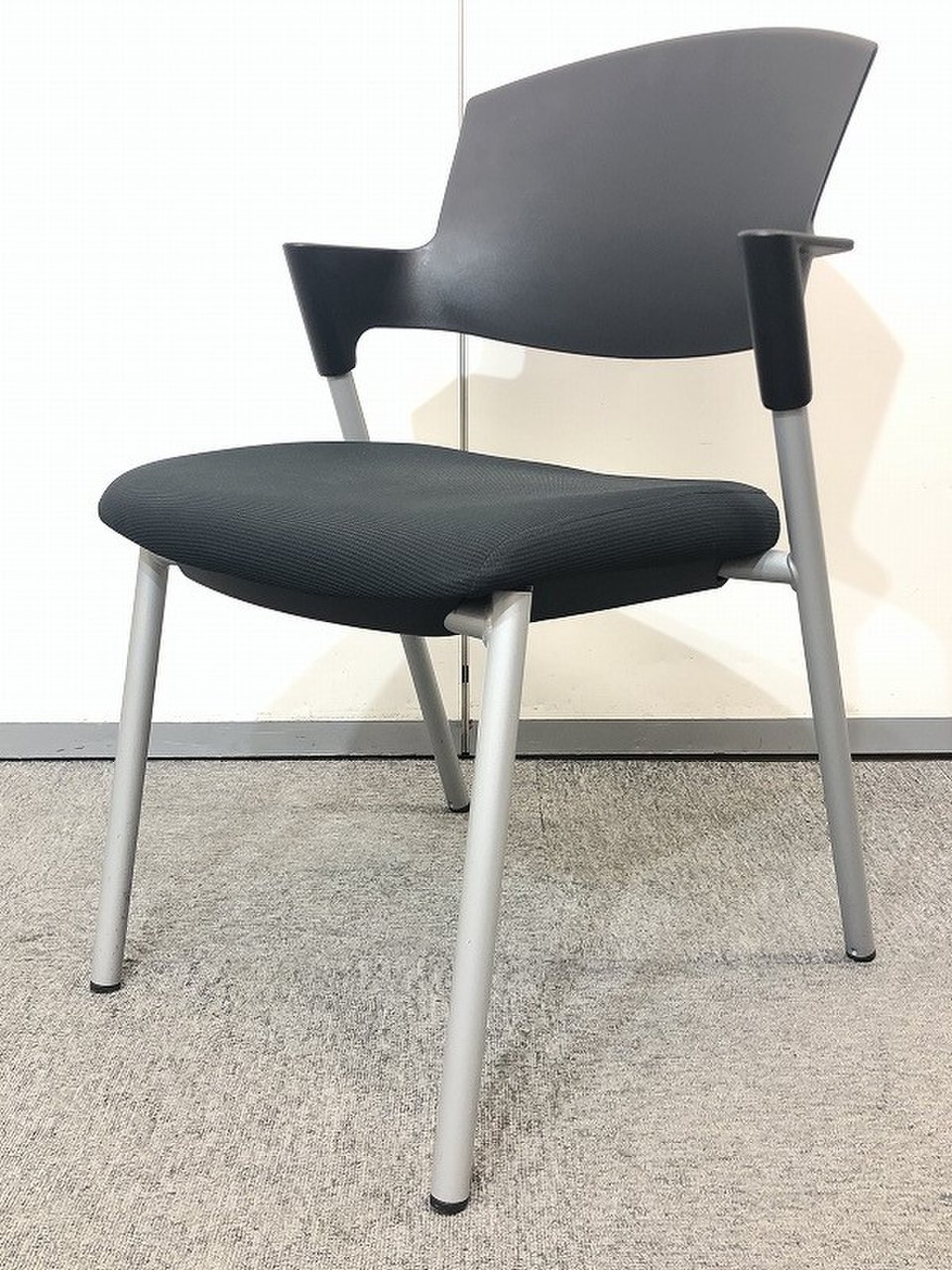 コクヨ製　プロッティ　ブラック色　状態良好　ロット入荷　会議室におすすめ　重ねて収納に便利
                        プロッティ（キャスターなし） 
                                    中古
            