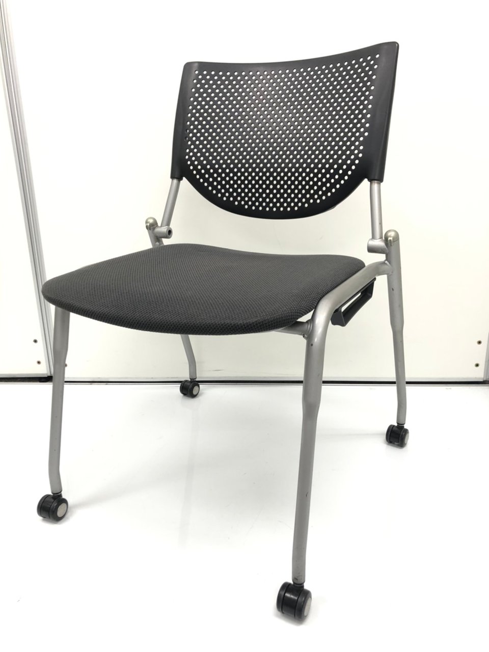 【スタッキングチェア】オカムラ製プロスタック【キャスター付き】
                        プロスタック 
                                    中古
            