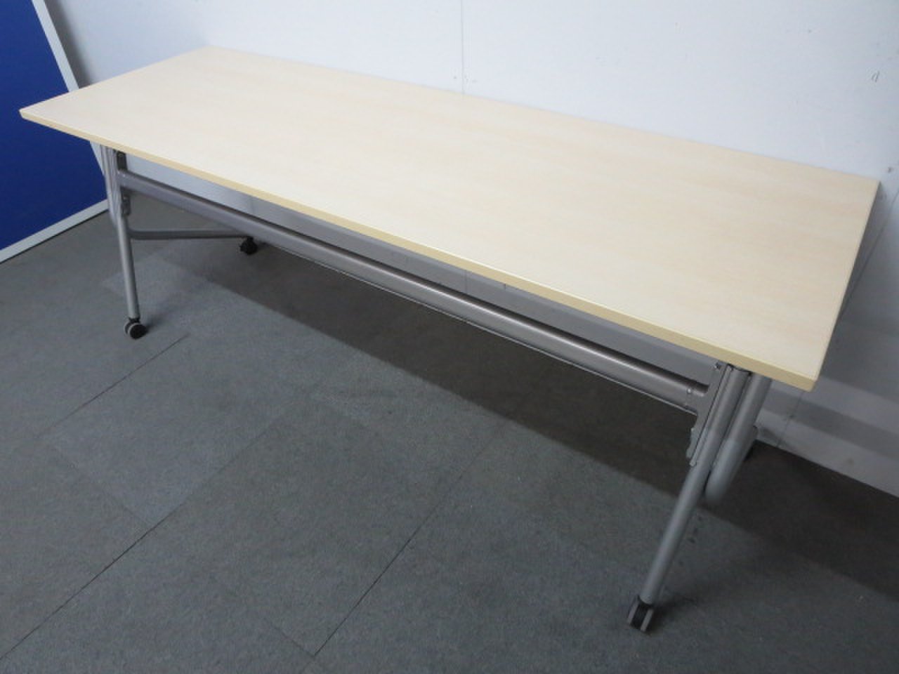 【常に品薄！】
畳んで収納出来る省スペーステーブル！/オカムラ製/ネスティア/ナチュラル天板
                        ネスティア 
                                    中古
            