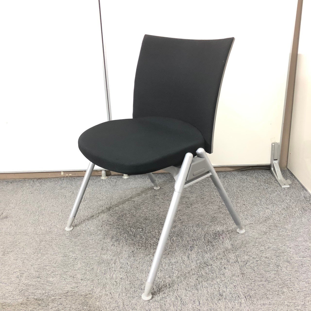 【商品入替のため　3脚限り　３０%OFF】ウチダ製　スタッキングチェア！！
                        MX-340 シリーズ 
                                    中古
            