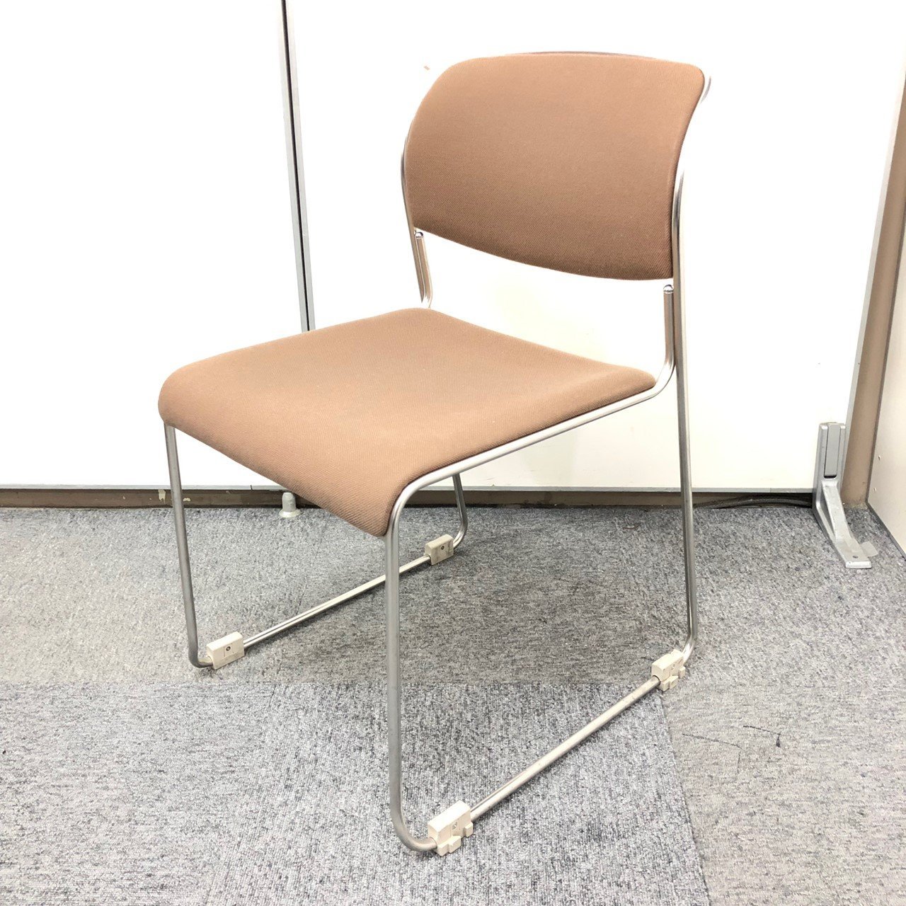 【残り1脚価格】トップメーカー品
オカムラ製のスタッキングチェアが衝撃価格！
                        8113シリーズ 
                                    中古
            