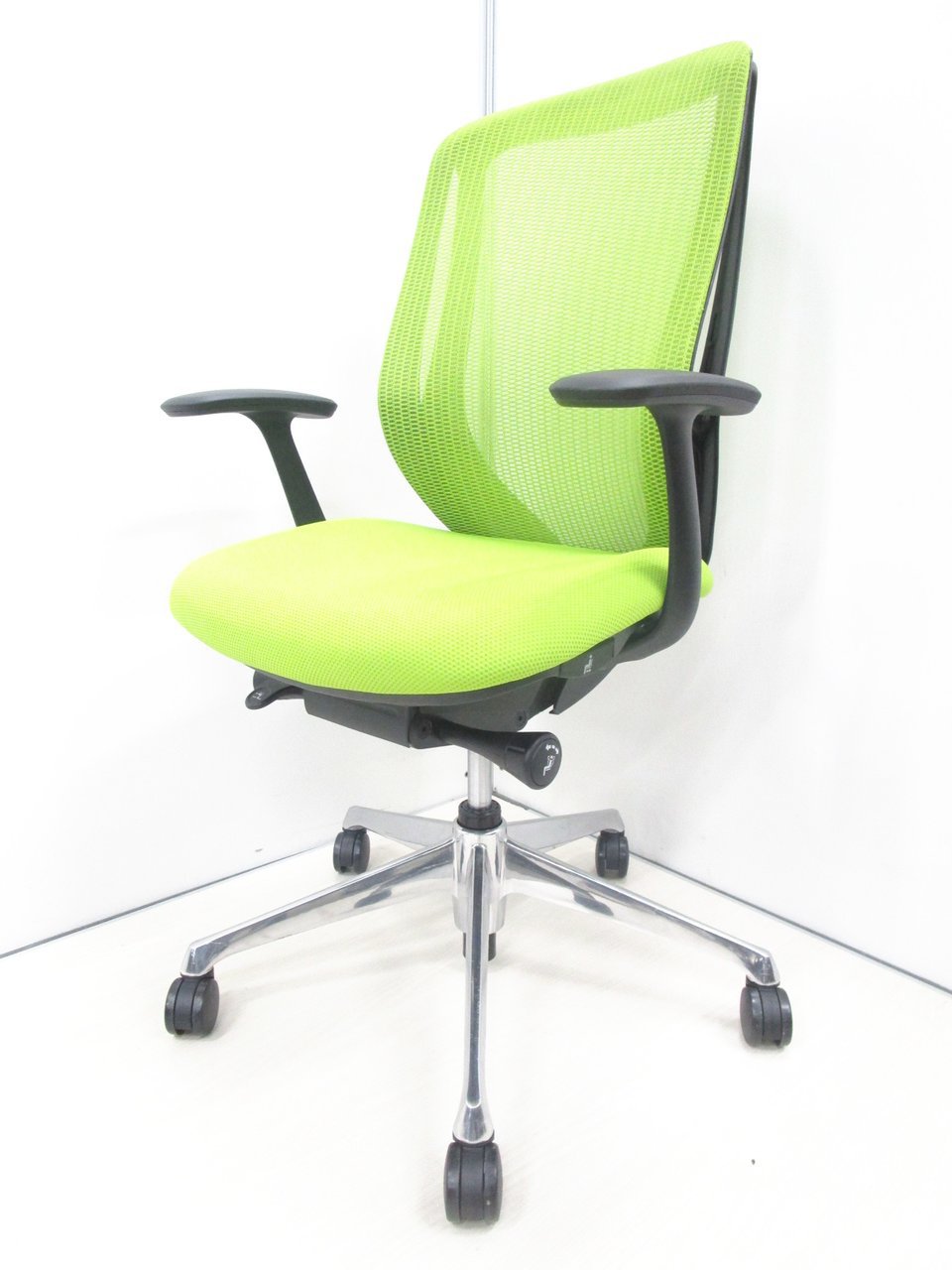 【長時間のデスクワークによる体への負担を軽減】前傾チルトが魅力　オカムラ　シルフィ
                        シルフィー（クッション） 
                                    中古
            