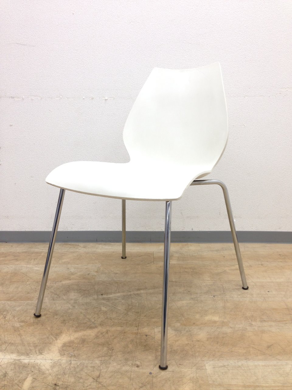 【ワケアリ】【デザインがオフィスに溶け込む】イタリアからの輸入品　カルテル　マウイチェア　ホワイト【中古】【オフィス家具】【東京】【大阪】【愛知】【岐阜】
                        カルテル　（マウイ）
                                    中古
            