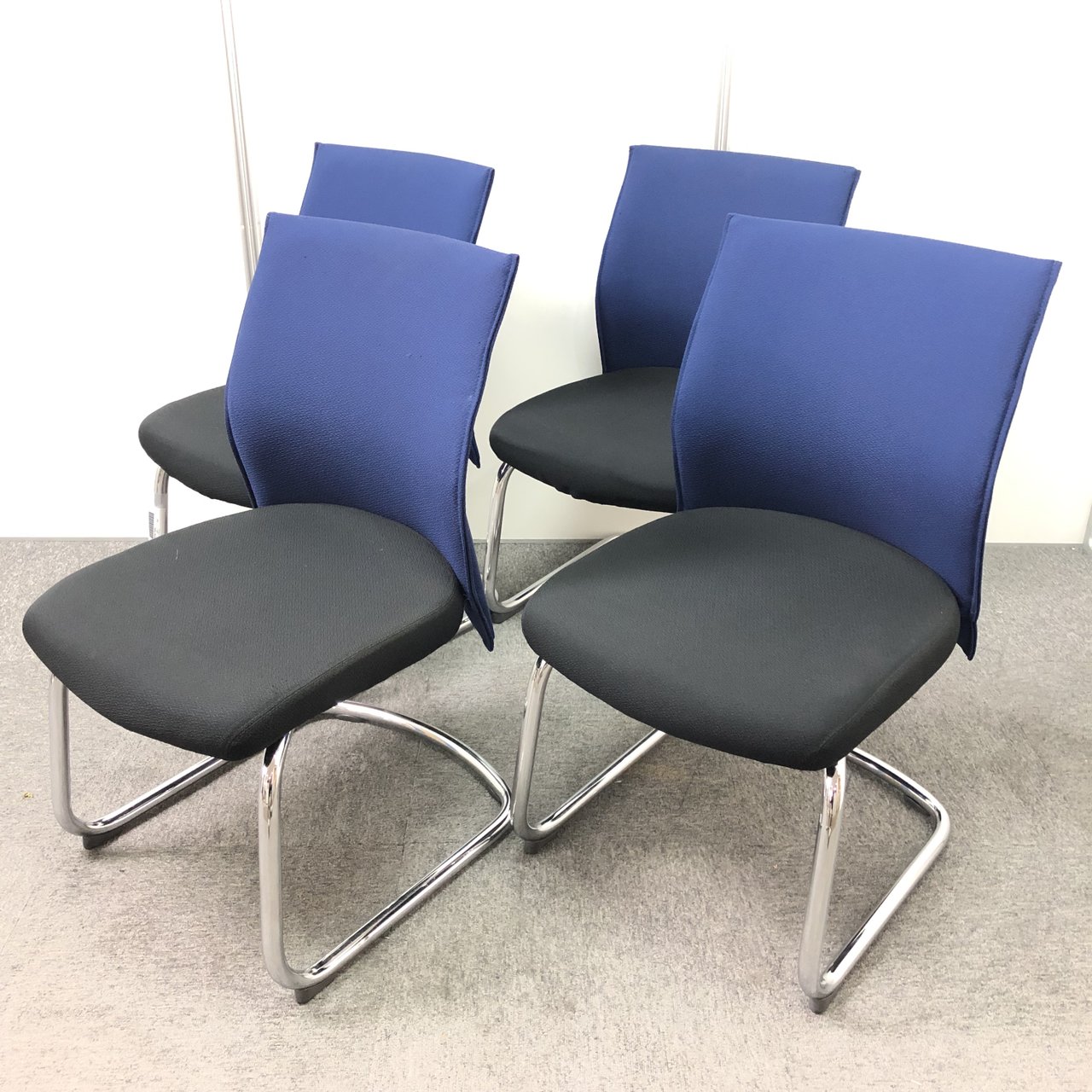 【4脚セット】【ミーティングチェア】【ブラック×ブルー】【コの字脚】
                        エクサージュ 
                                    中古
            