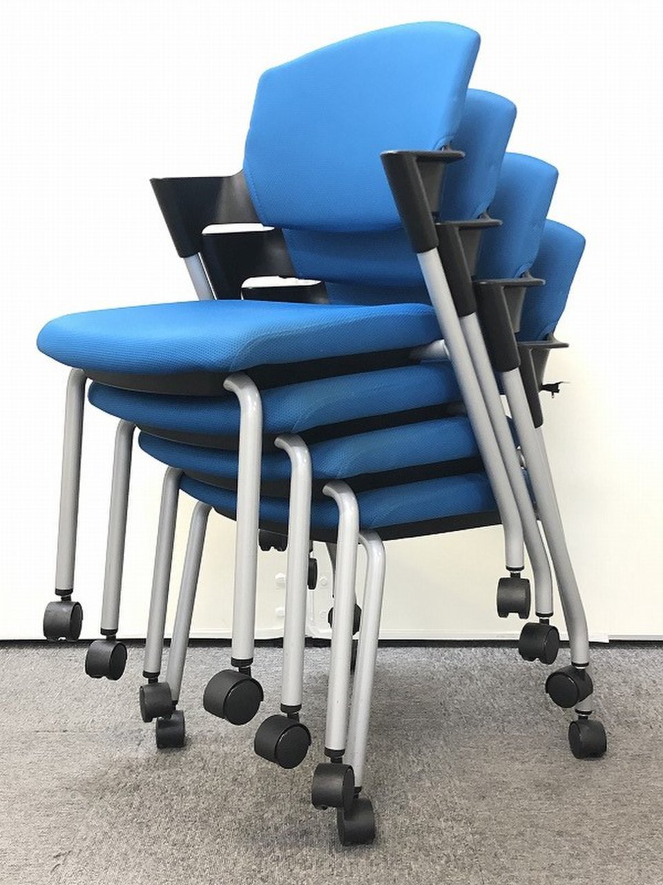 【4脚セット商品】人気の秘訣は快適な座り心地！！休憩室や待合室にオススメです！
                        プロッティ（キャスター付） 
                                    中古
            