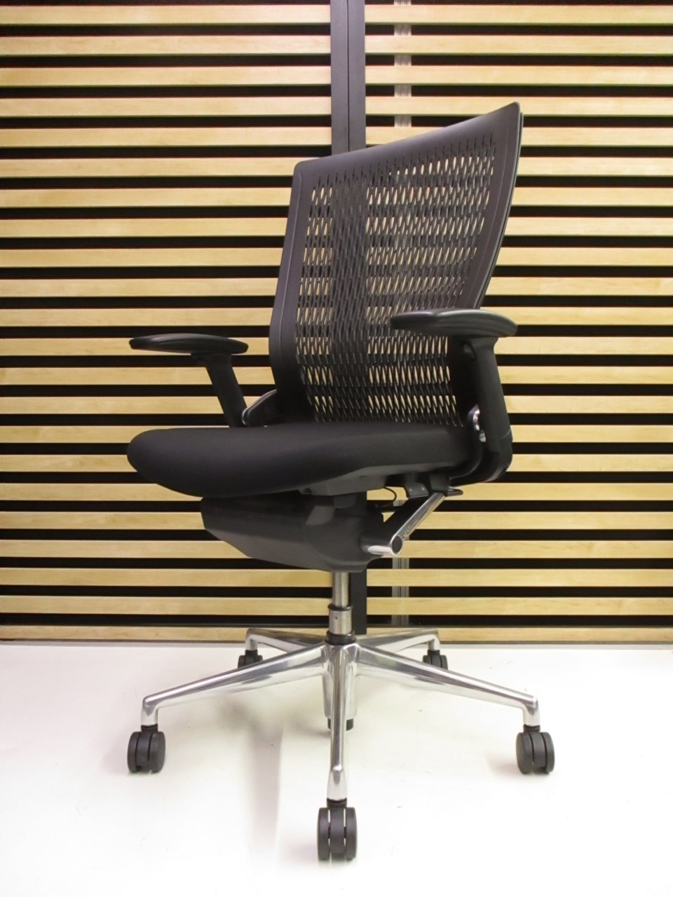 【KS】高級感のあるチェアが美品で2脚入荷！
■内田洋行
■パルス
■重厚感のあるチェア
                        パルス 
                                    中古
            