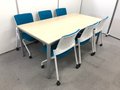 【木目調のテーブルと明るいブルーが流行のオフィスに】テーブルとミーティングチェアのセット