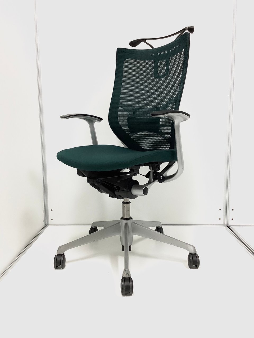 大人気／定番／高級チェアの代名詞　◆オカムラ／Okamura◆バロン／Baron　※本体カラー：ダークグリーン　
                        バロン 
                                    中古
            