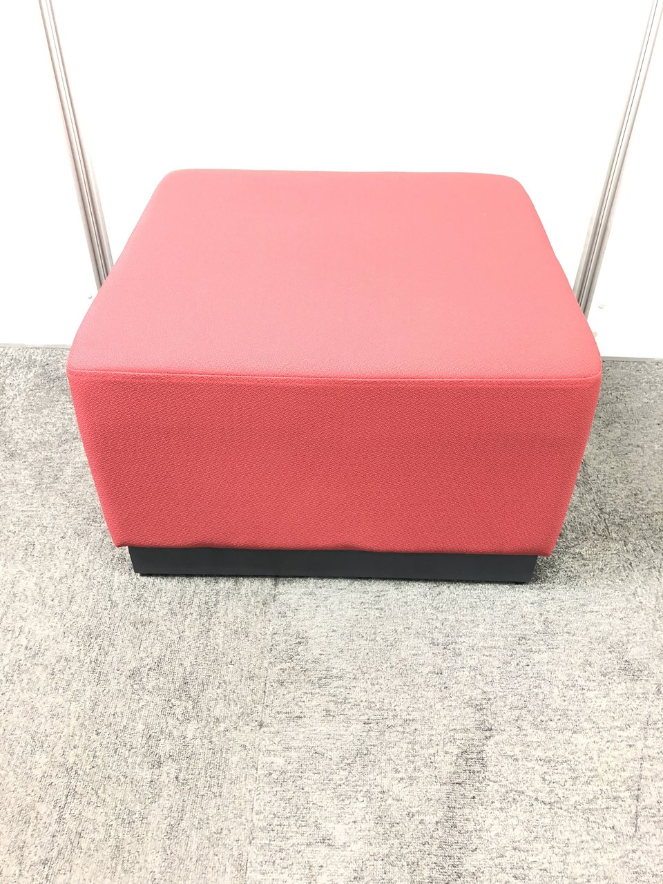 【スツール】【レッド】休憩室やちょっとした場所にどうぞ
                        その他シリーズ
                                    中古
            