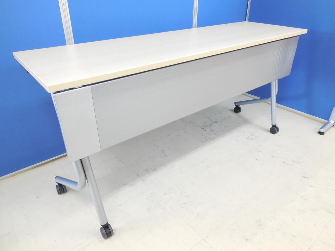 【※使えればいいやシリーズ】■オカムラ製　サイドフォールドテーブル（幕板付）■W1800×D450mm　ナチュラル【※訳あり：キャスター削れあり・ボコボコ・劣化】
                        ネスティア 
                                    中古
            