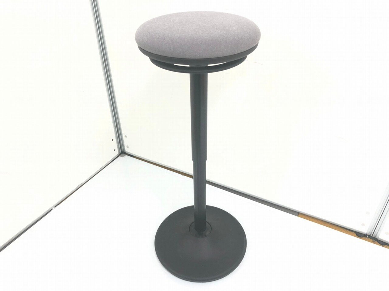 【上下昇降デスクに】座ってもたったような感覚でも、どちらでも使える！！■オカムラ■ピルエット
                        Pirouettoシリーズ 
                                    中古
            