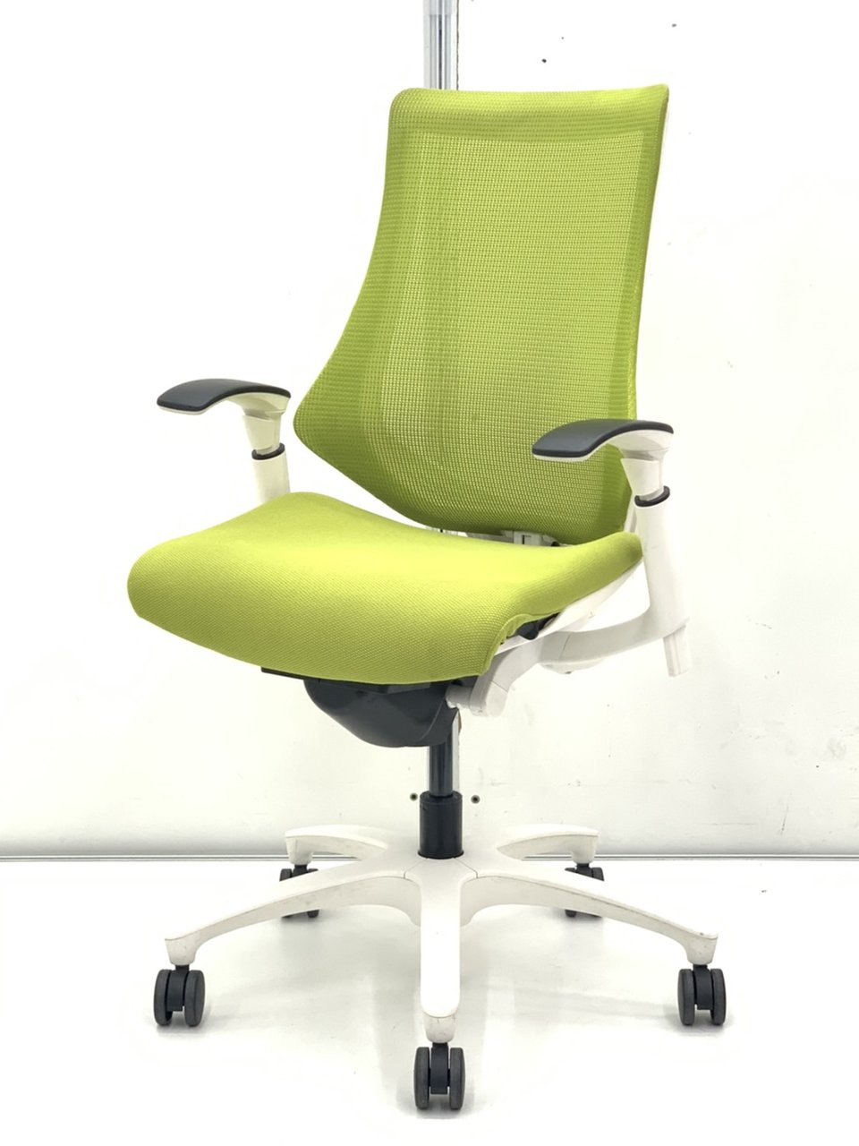 【高機能チェアで疲れにくい仕事環境を！】イトーキ製　エフチェア　モスグリーン色　むくみ軽減チェア！！
                        エフ 
                                    中古
            