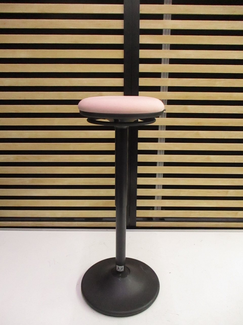 【KS】2018年製！
「座る」と「立つ」のいいとこ取り！
■オカムラ
■ピルエット
■脚カラー:ブラック
■座カラー:ローズ(PB23)

                        Pirouettoシリーズ 
                                    中古
            