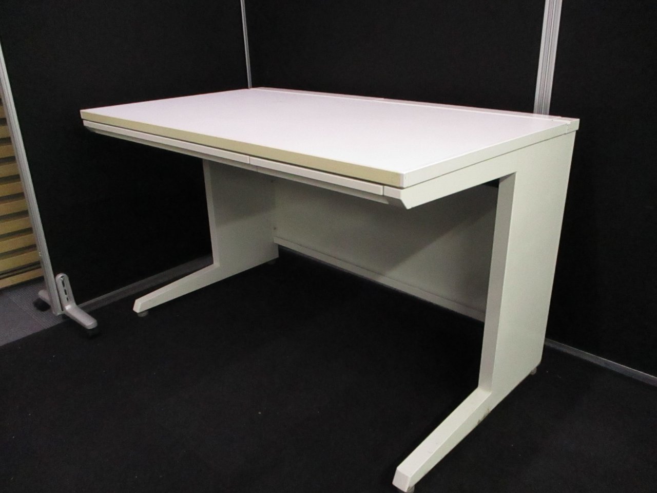 【KS】【新品定価の約90%OFF！】
日焼有のため特価です！
■オカムラ
■アドバンス
■天板カラー:ホワイト 
■本体カラー:ネオホワイト
                        アドバンス 
                                    中古
            