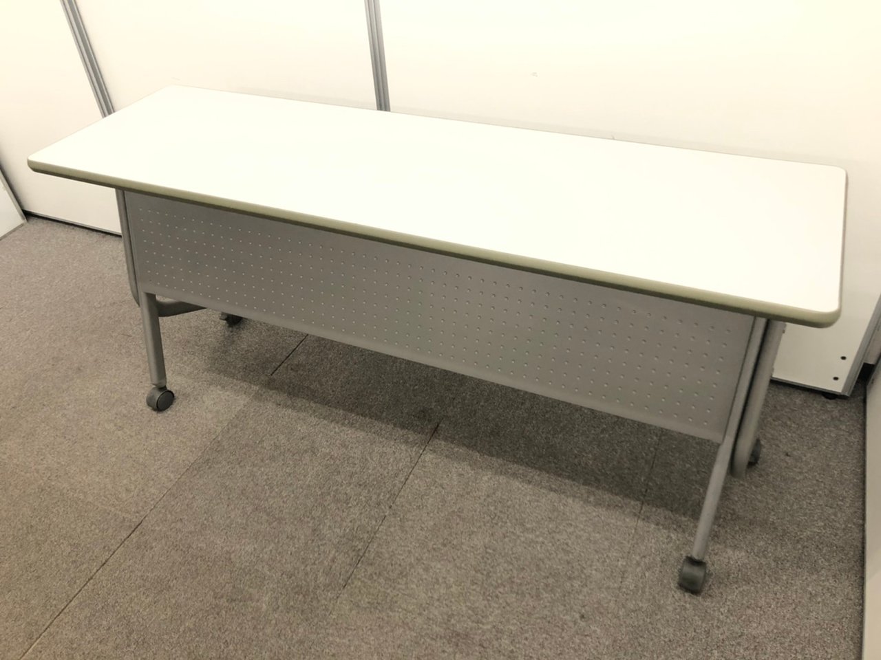 【残り1台！】折り畳み式テーブル【キャスター付きで移動もラクラク】
                        SP型
                                    中古
            