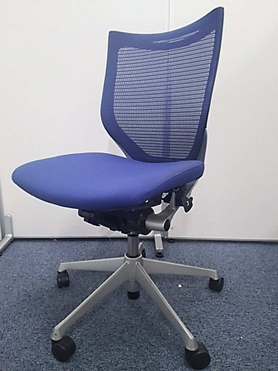 【スタイリッシュなデザイン！】■オカムラ製　バロンチェア　ブルー【おつとめ品】
                        バロン 
                                    中古
            