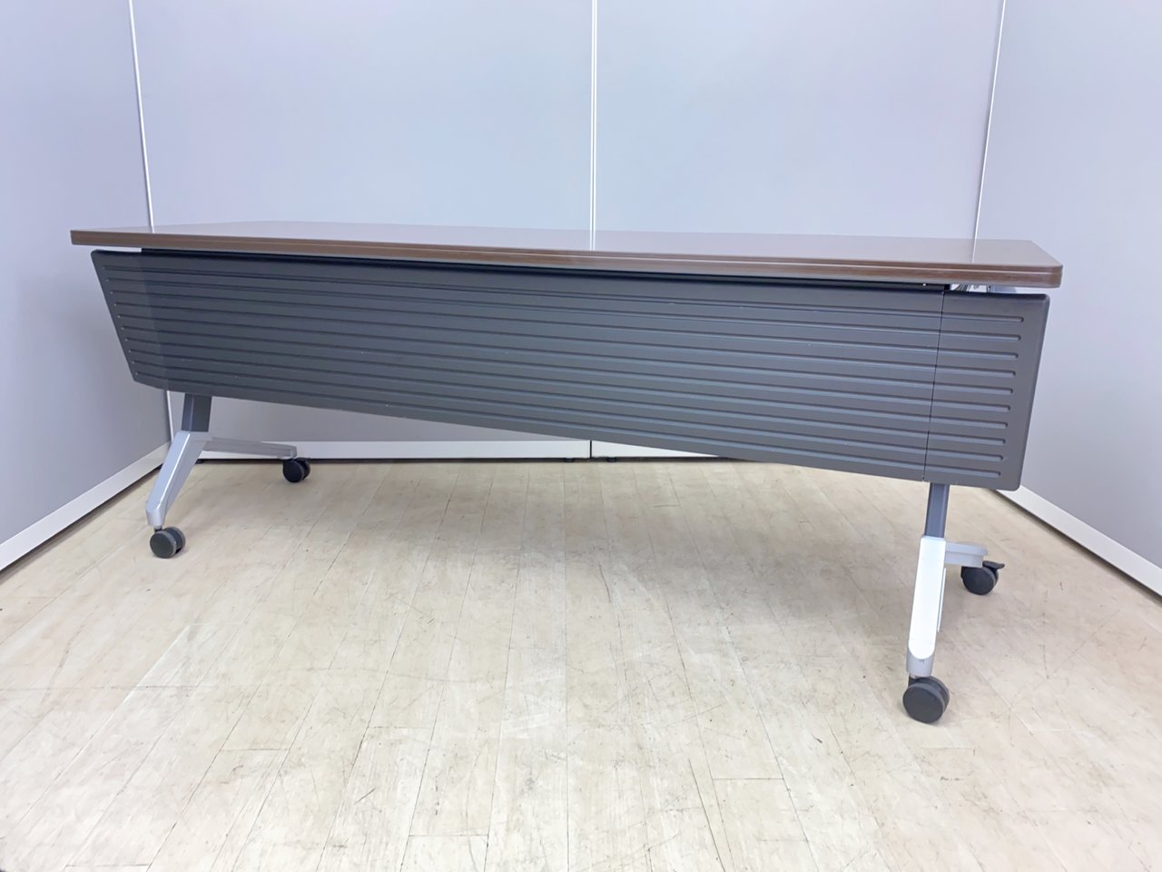 【高級家具シリーズ】会議室・応接室に！ブラウン木目風天板◆コクヨ製※幕板付き
                        その他シリーズ
                                    中古
            