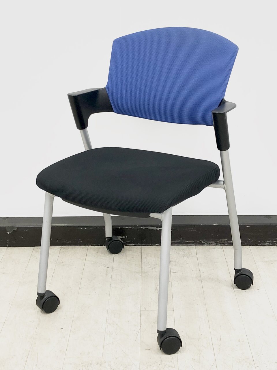 【会議室用チェア！】#スタッキング＃重ねて収納＃キャスター付き＃状態良し
                        プロッティ（キャスター付） 
                                    中古
            