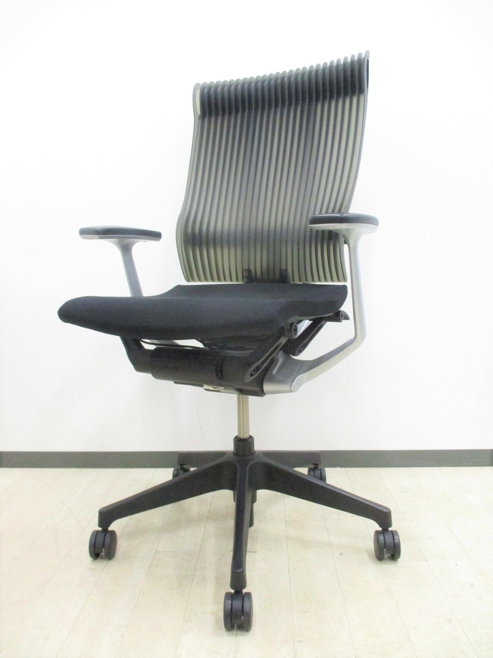 大人気のスピーナチェア　エラストマータイプ数量限定入荷！！背面は疲れにくいエルゴノミクスが特徴！！
                        スピーナ（エラストマー） 
                                    中古
            