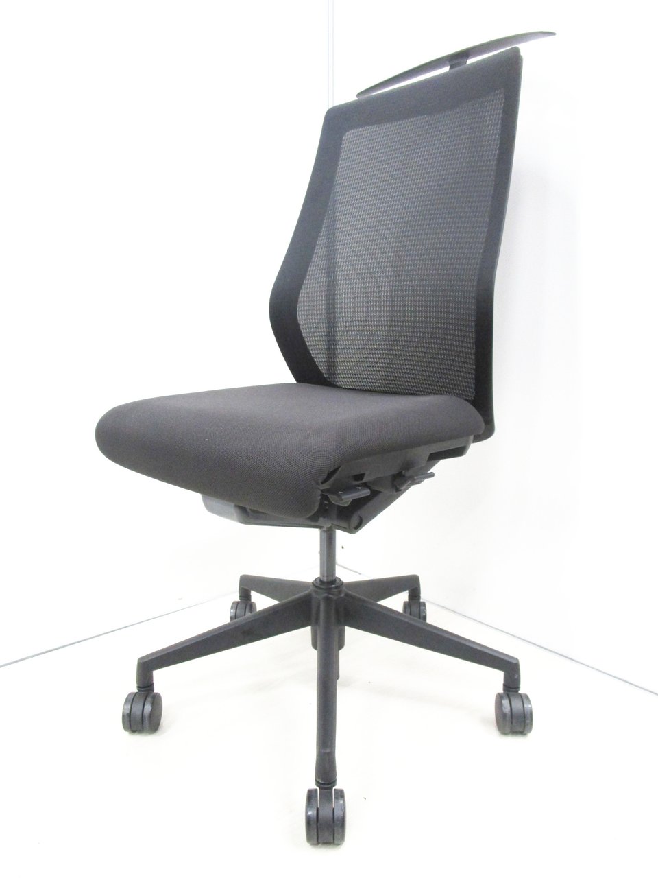 【2019年製の希少品】【肘無】【ハンガー付き、エンブレム欠品】内田洋行/エルフィ/カラー：ジェットブラック【限定1脚のみ！】

                        エルフィ 
                                    中古
            